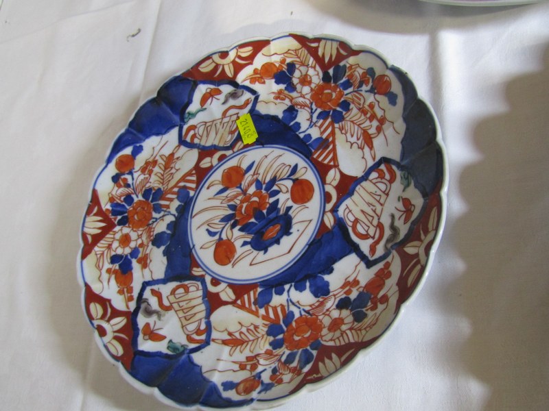 ORIENTAL CERAMICS, 3 Imari scalloped edge 12" chargers, together with smaller similar dish and 12" - Image 6 of 6