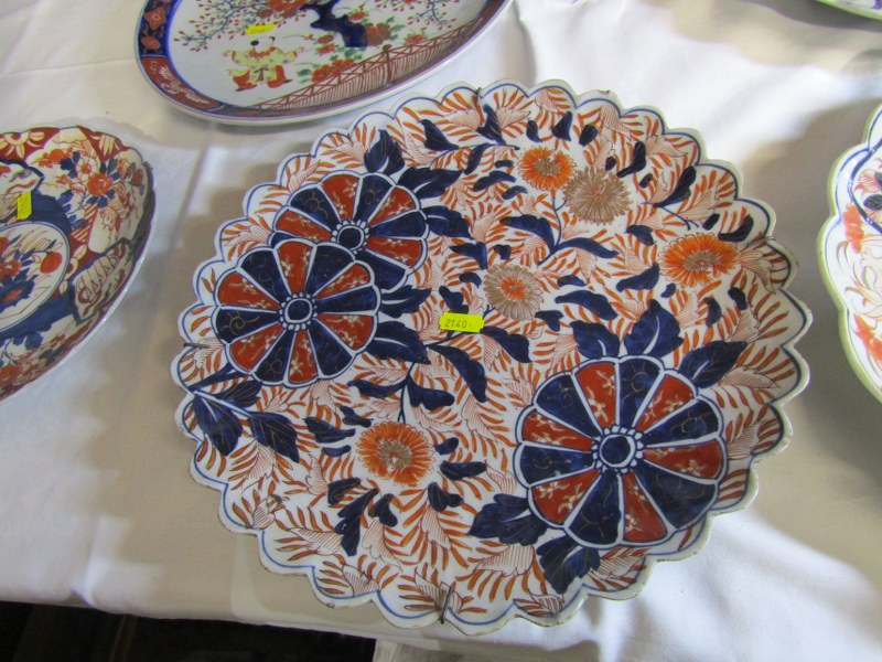 ORIENTAL CERAMICS, 3 Imari scalloped edge 12" chargers, together with smaller similar dish and 12" - Image 3 of 6