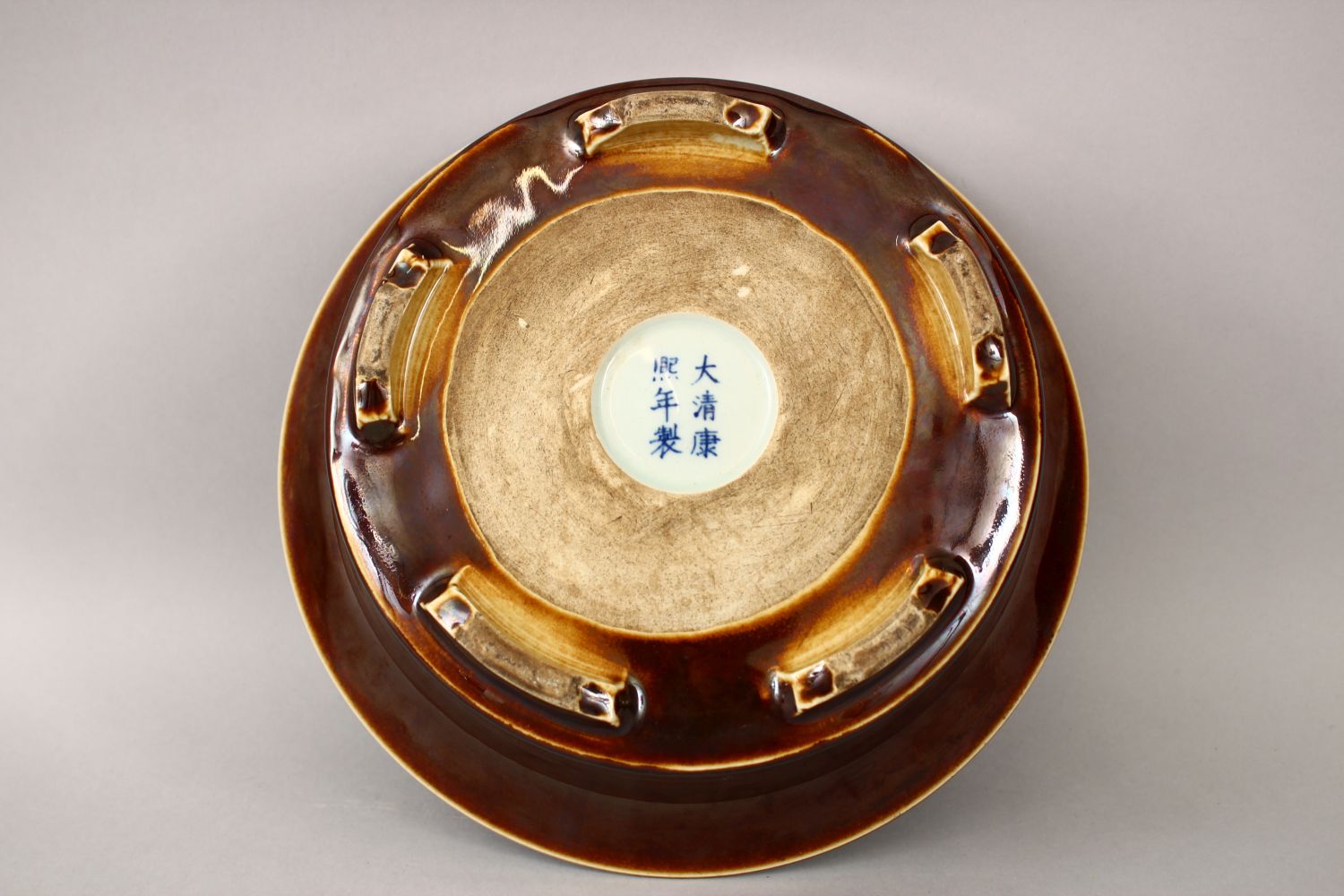 A 20TH CENTURY CHINESE BLUE & WHITE PORCELAIN DRAGON BOWL, the bowls interior decorated with - Image 4 of 5