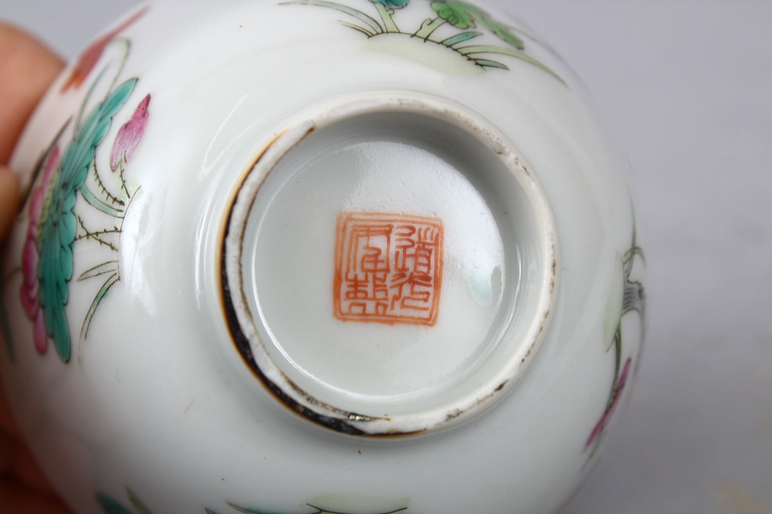 A 19TH CENTURY CHINESE FAMILLE ROSE PORCELAIN CUP, the cup decorated with scenes of birds and flora, - Image 5 of 5