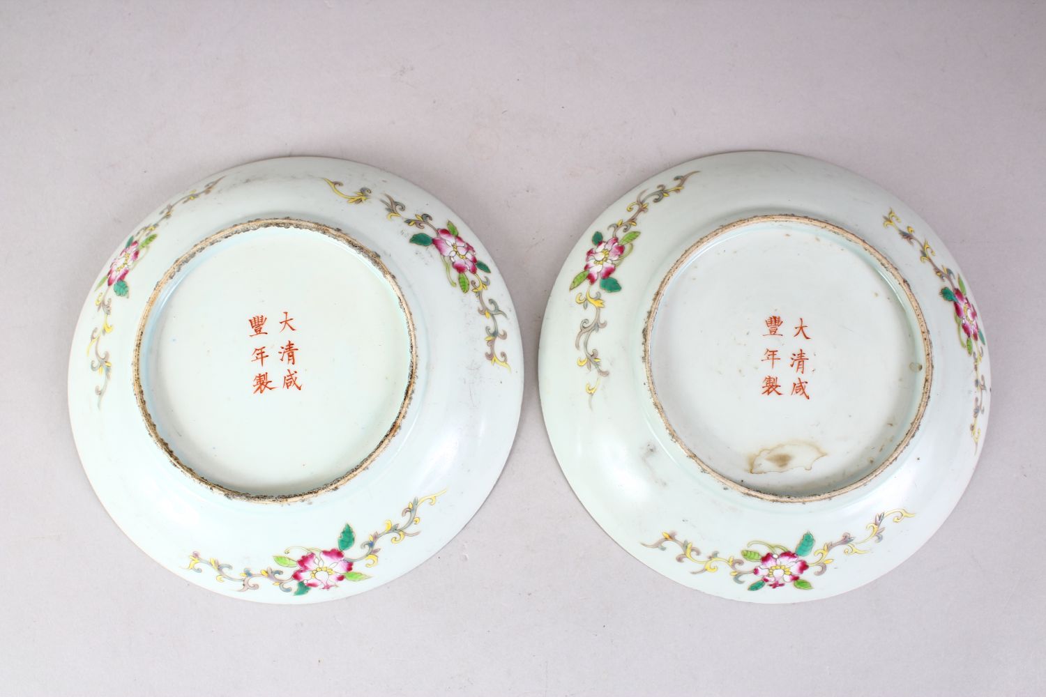 A GOOD PAIR OF CHINESE FAMILLE ROSE PORCELAIN DISHES, each decorated with scenes of ladies and - Image 3 of 5