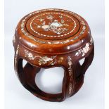 A GOOD 19TH CENTURY CHINESE HARDWOOD & MOTHER OF PEARL INLAID BARREL SEAT, the stand in the shape of