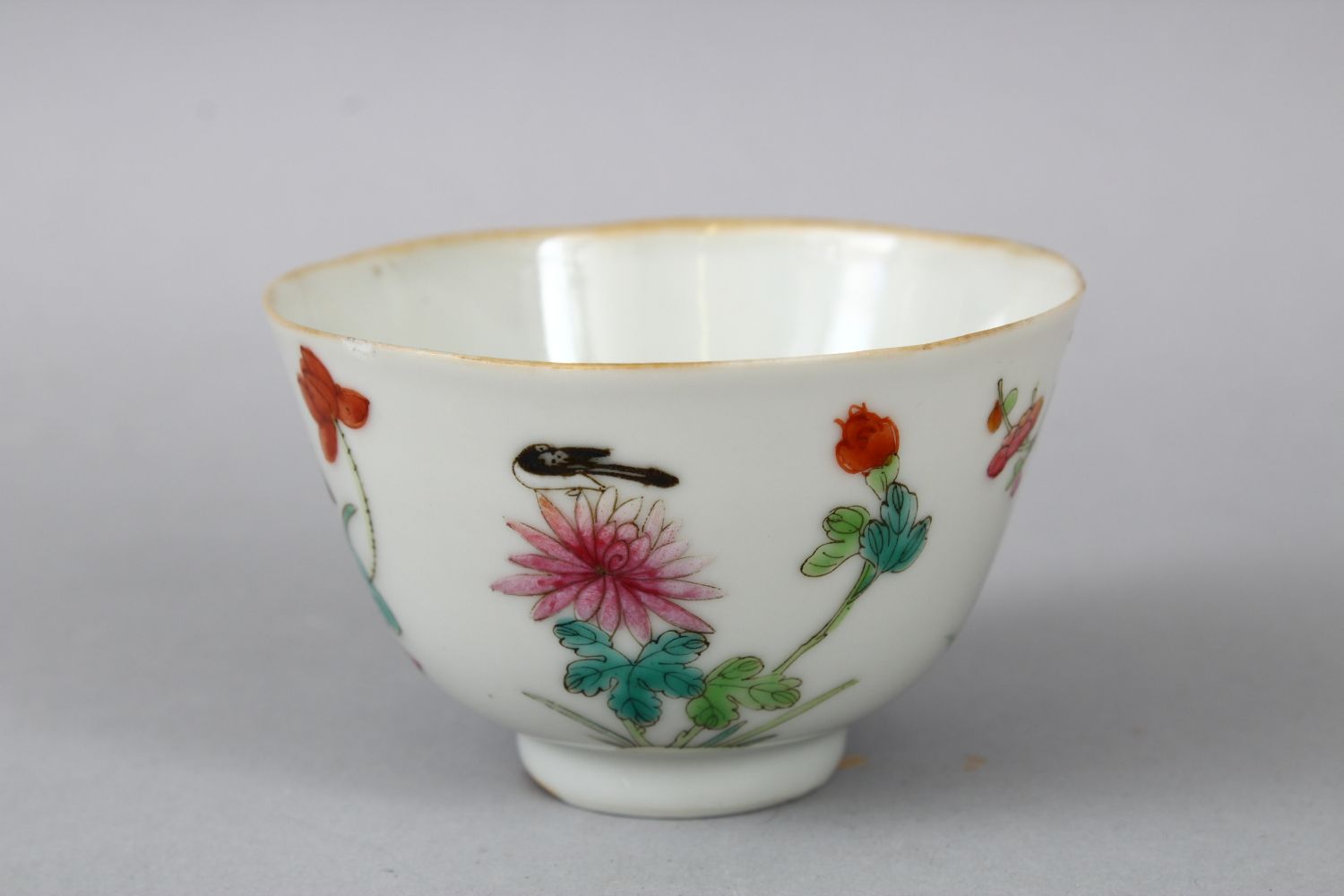 A 19TH CENTURY CHINESE FAMILLE ROSE PORCELAIN CUP, the cup decorated with scenes of birds and flora, - Image 3 of 5