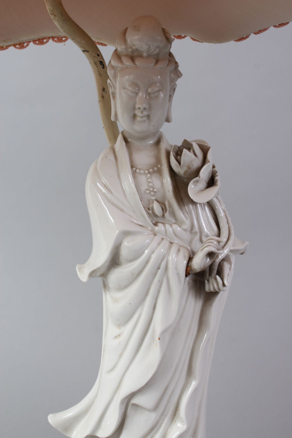 A PAIR OF 20TH CENTURY CHINESE BLANC DE CHINE KANGXI STYLE PORCELAIN FIGURAL LAMPS OF GUANYIN, The - Image 2 of 6