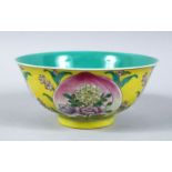A GOOD 20TH CENTURY CHINESE FAMILLE ROSE / JAUNE PORCELAIN PEACH BOWL, the interior with a turquoise