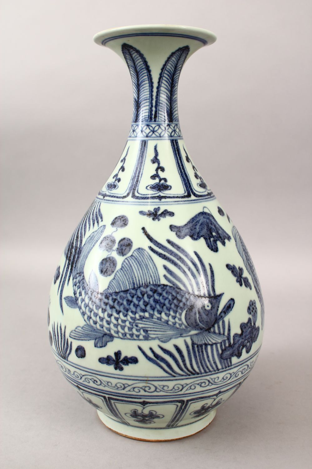 A LARGE CHINESE MING STYLE BLUE & WHITE PORCELAIN CARP VASE, the body of the vase decorated with - Image 3 of 10