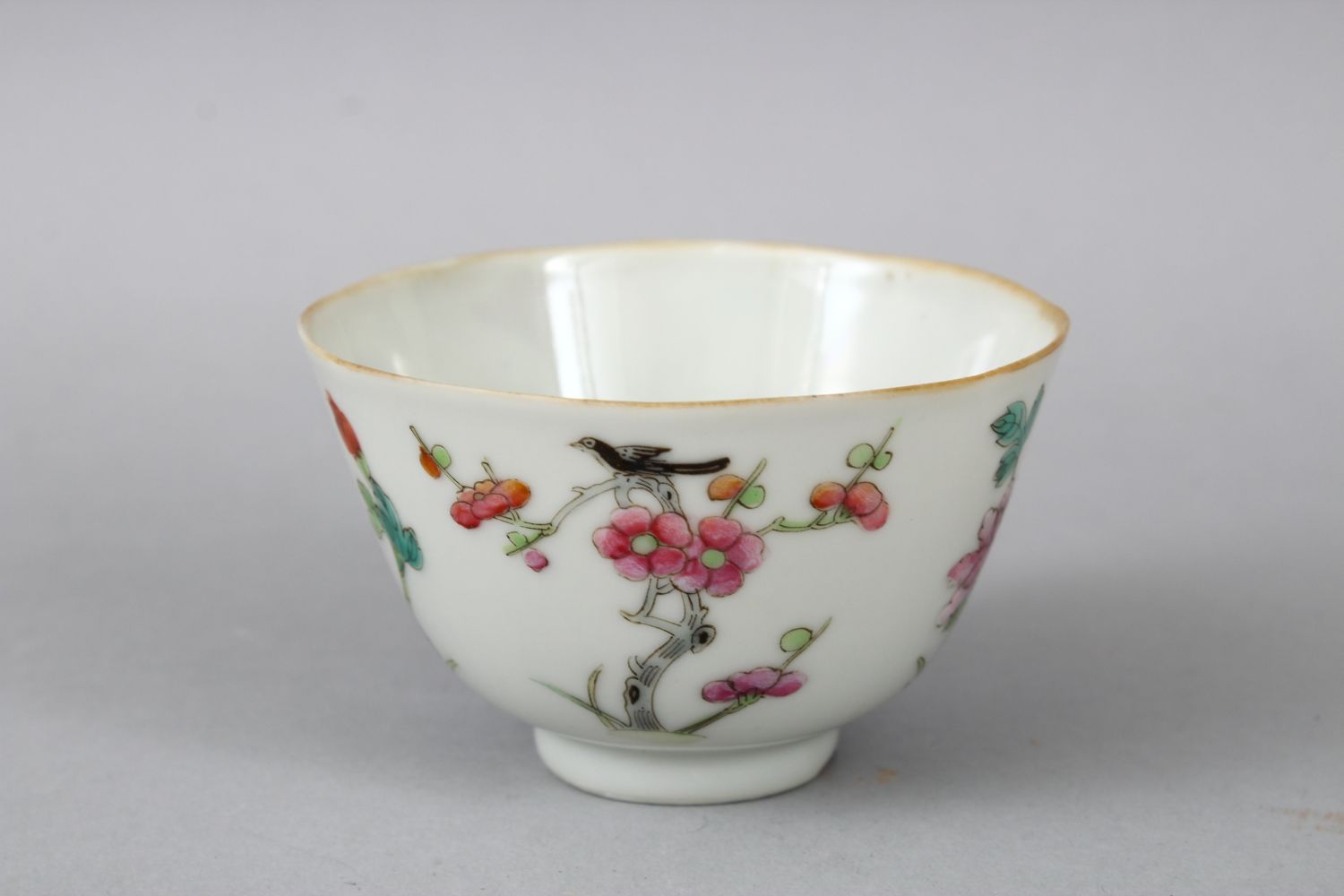 A 19TH CENTURY CHINESE FAMILLE ROSE PORCELAIN CUP, the cup decorated with scenes of birds and flora, - Image 2 of 5