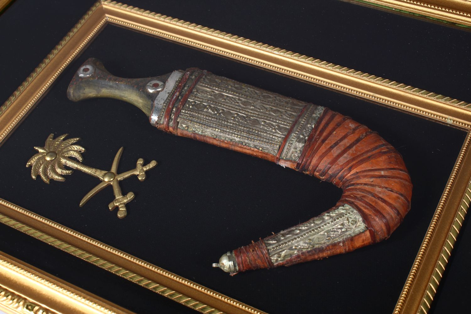 A 19TH CENTURY MIDDLE EASTERN JAMBIYA DAGGER AND SCABBARD, the dagger nicely housed within a - Image 3 of 3