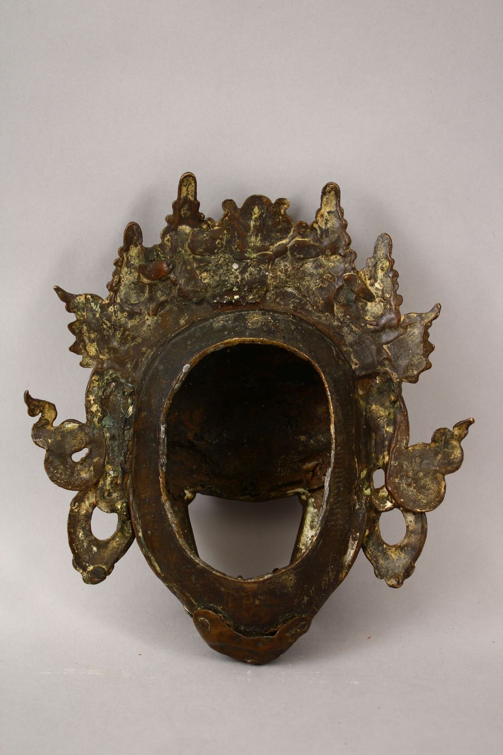 A 19TH CENTURY OR EARLIER CHINESE BRONZE FIGURE OF A MASK, the mythical face with its mouth open, - Image 3 of 3