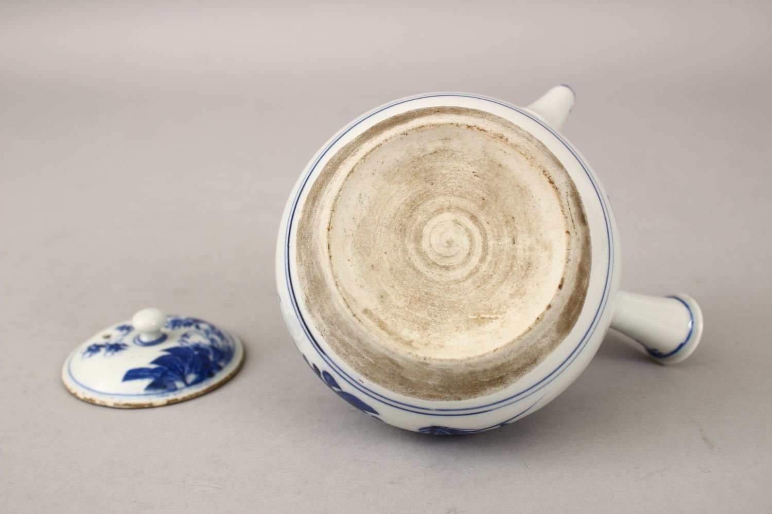 A 19TH CENTURY JAPANESE BLUE & WHITE PORCELAIN SAKE POT / TEA POT, decorated with native scenes of - Image 5 of 5