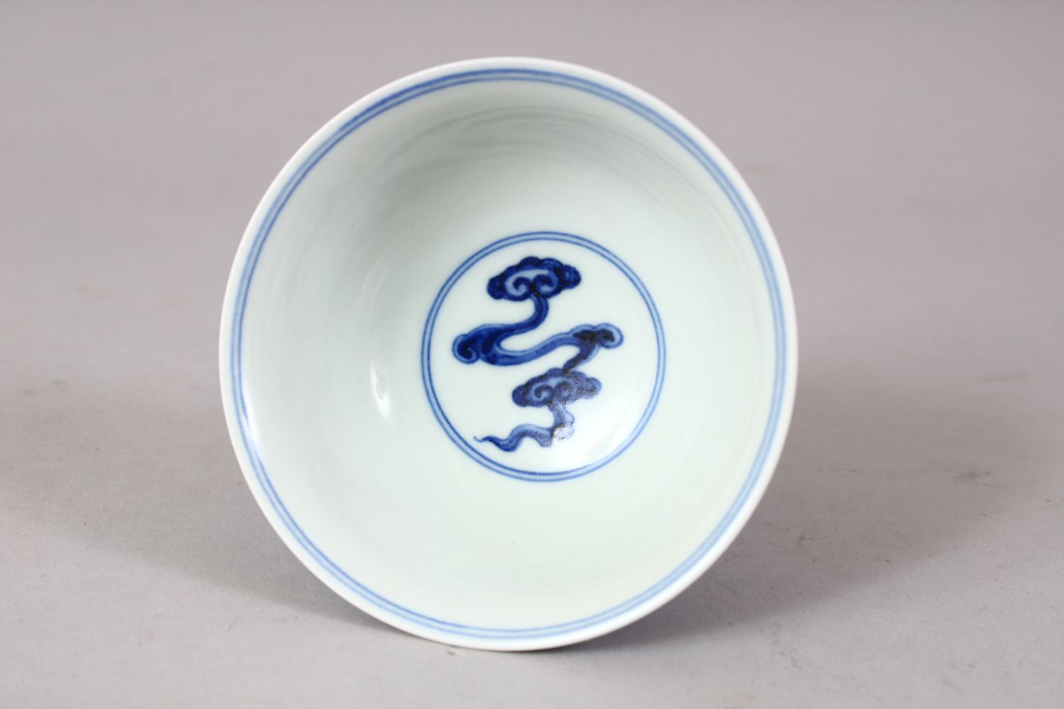 A GOOD CHINESE MING STYLE BLUE & WHITE PORCELAIN STEM CUP, the cup decorated with dragons and - Image 4 of 6