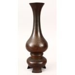 AN 18TH CENTURY CHINESE BRONZE SLENDER VASE ON STAND, 29cm high