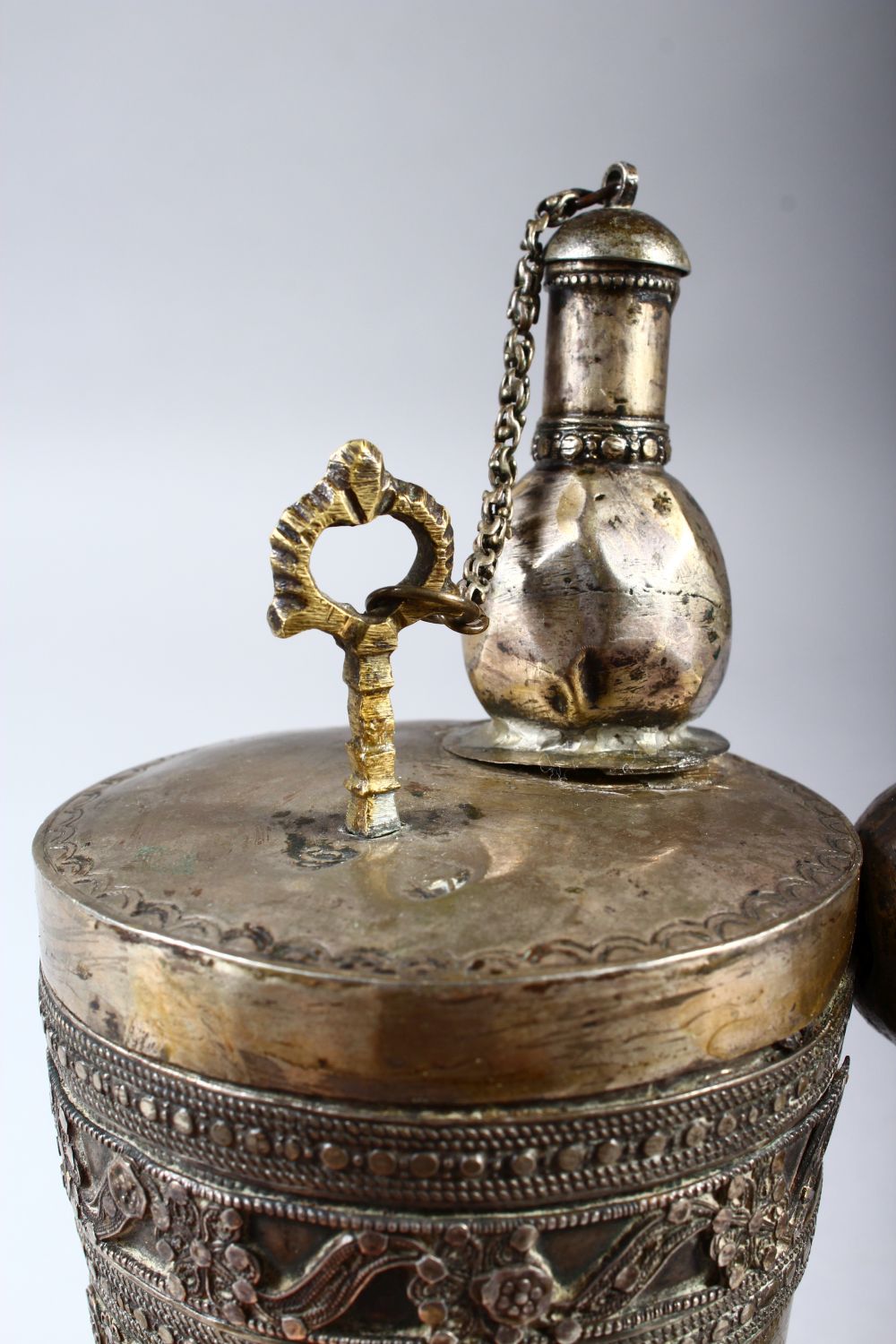 A GOOD EARLY ISLAMIC RHINO HORN AND SILVER MOUNTED COMPLETE POWDER FLASK, with onlaid and engraved - Image 5 of 11