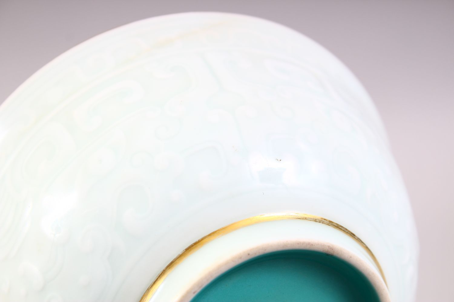 A GOOD CHINESE PALE CELADON YONGZHENG STYLE PORCELAIN BOWL, the exterior of the bowl with moulded - Image 3 of 5