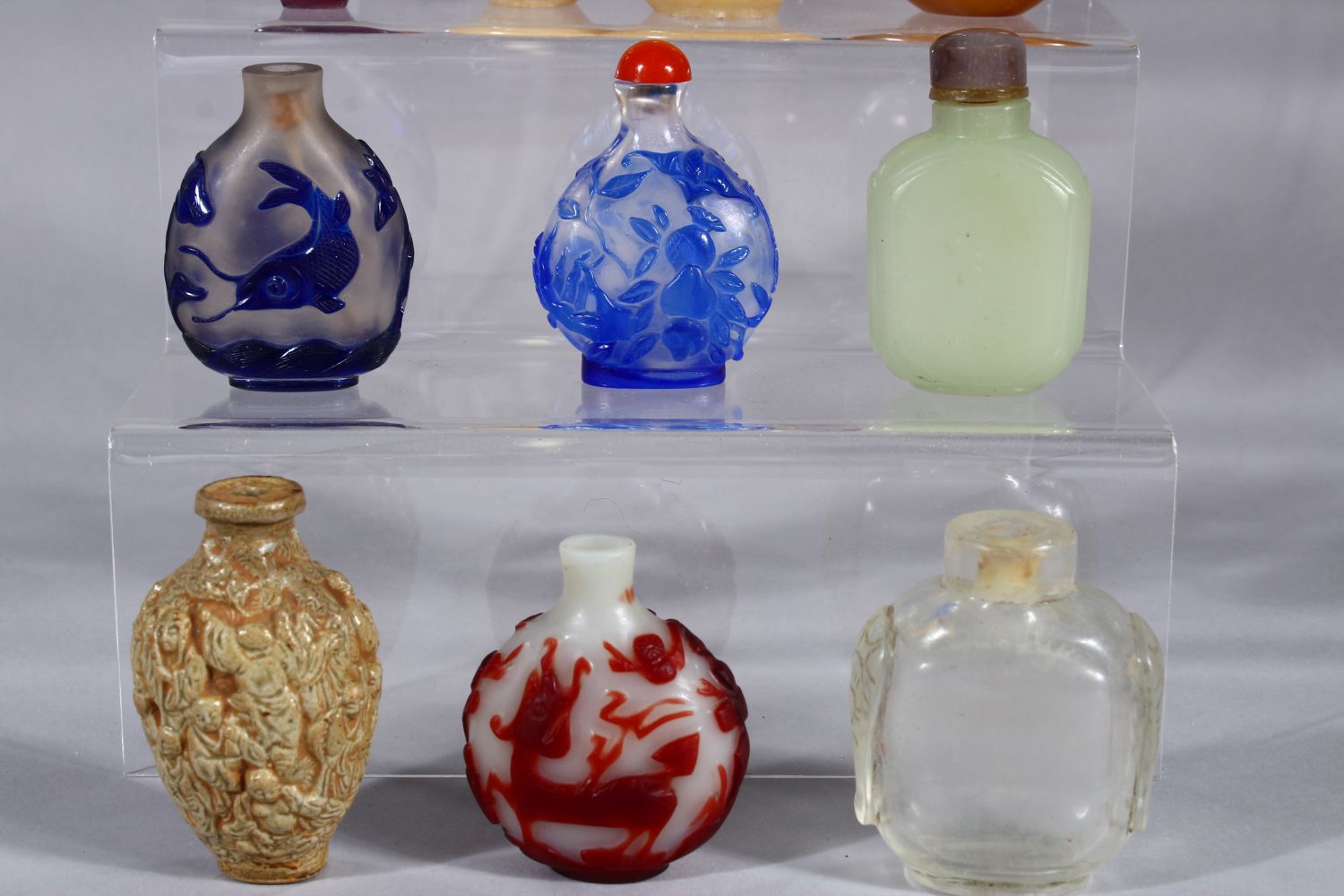 A MIXED LOT OF 19TH / 20TH CENTURY CHINESE SNUFF BOTTLES, the lot consisting of four overlay glass / - Image 2 of 3