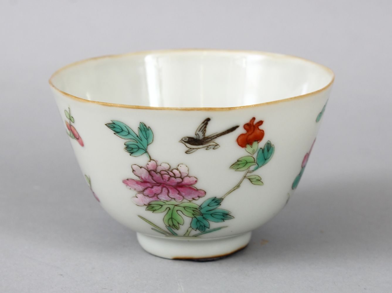 A 19TH CENTURY CHINESE FAMILLE ROSE PORCELAIN CUP, the cup decorated with scenes of birds and flora,