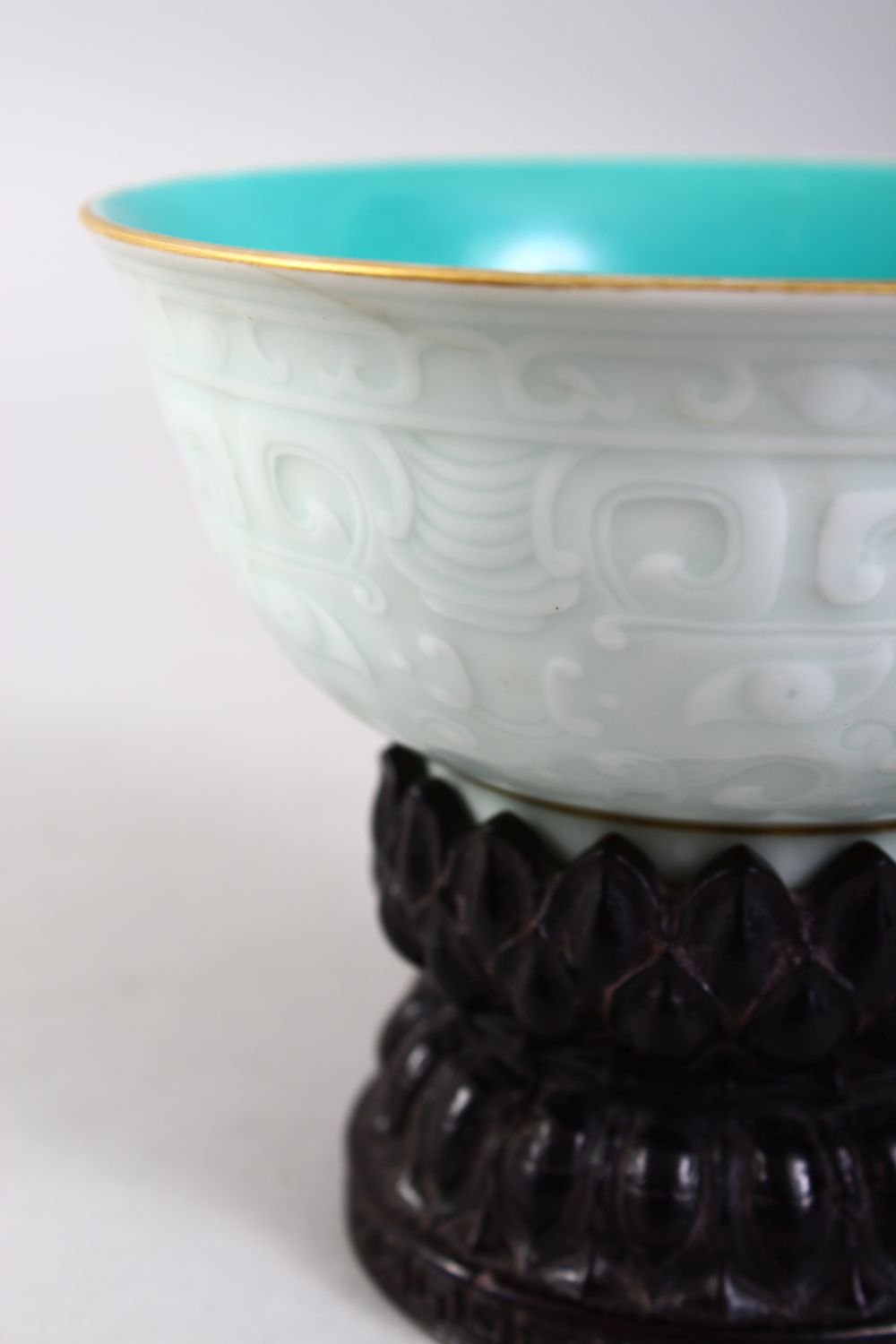 A GOOD CHINESE PALE CELADON YONGZHENG STYLE PORCELAIN BOWL, the exterior of the bowl with moulded - Image 2 of 5