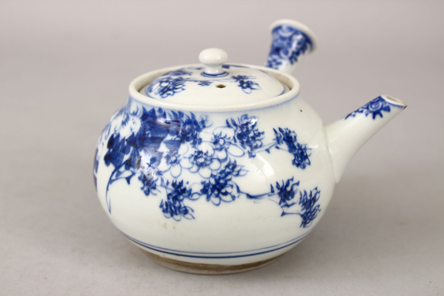A 19TH CENTURY JAPANESE BLUE & WHITE PORCELAIN SAKE POT / TEA POT, decorated with native scenes of - Image 3 of 5