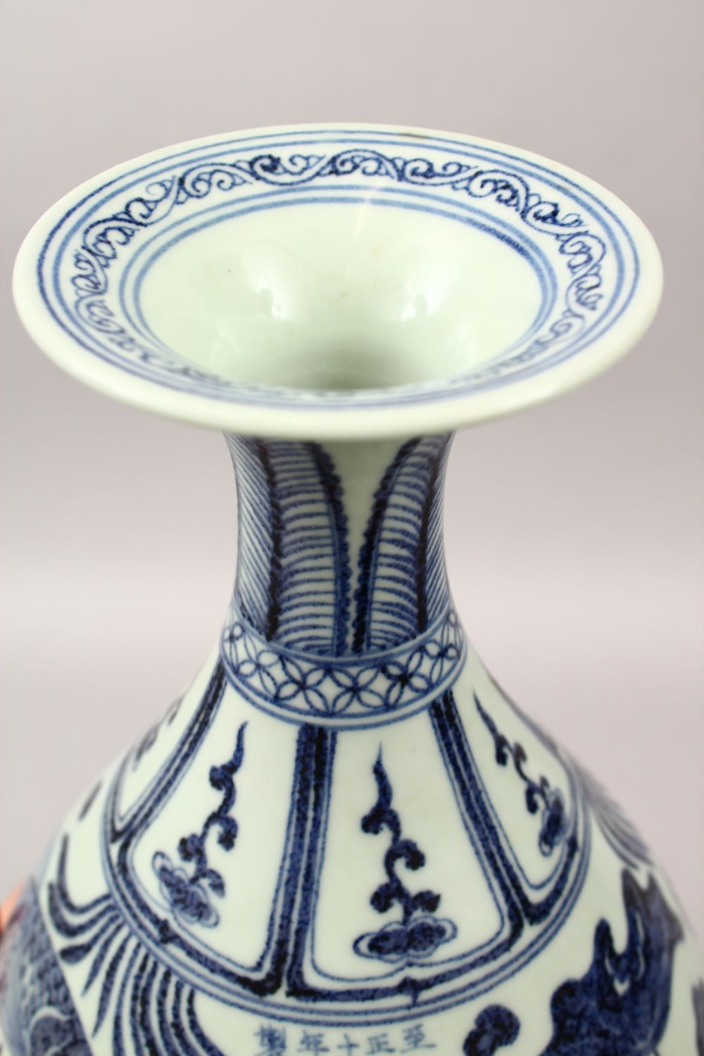 A LARGE CHINESE MING STYLE BLUE & WHITE PORCELAIN CARP VASE, the body of the vase decorated with - Image 9 of 10