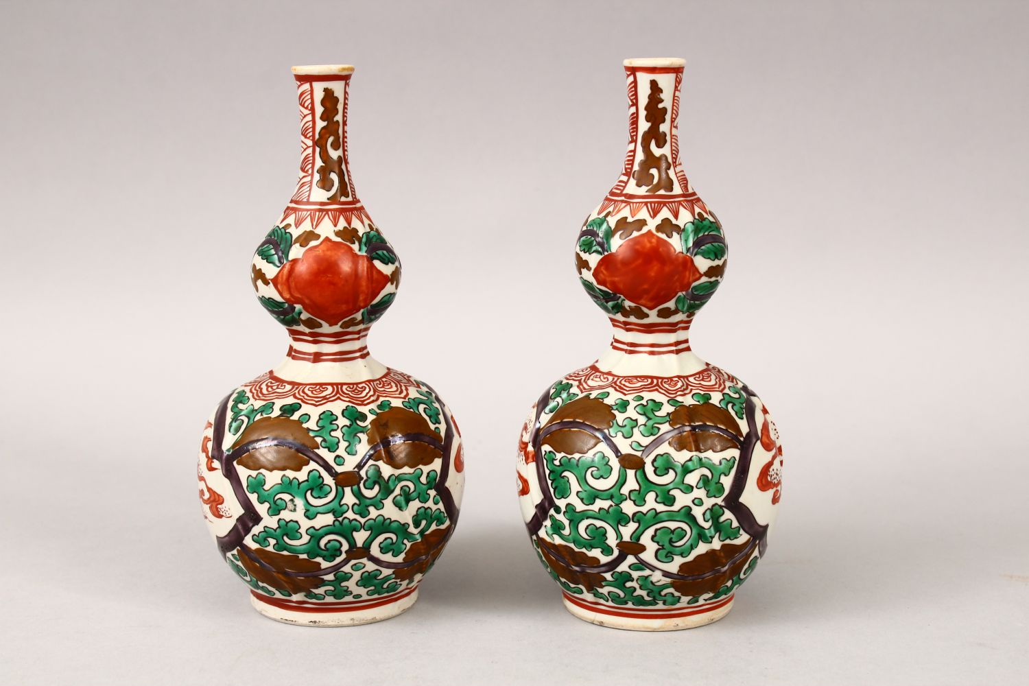 A PAIR OF 19TH CENTURY CHINESE FAMILLE ROSE / VERTE PORCELAIN DOUBLE GOURD SHAPED VASES, 18CM HIGH. - Image 2 of 3