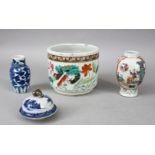 A MIXED LOT OF 18TH / 19TH CENTURY CHINESE FAMILLE ROSE / BLUE & WHITE PORCELAIN ITEMS, consisting