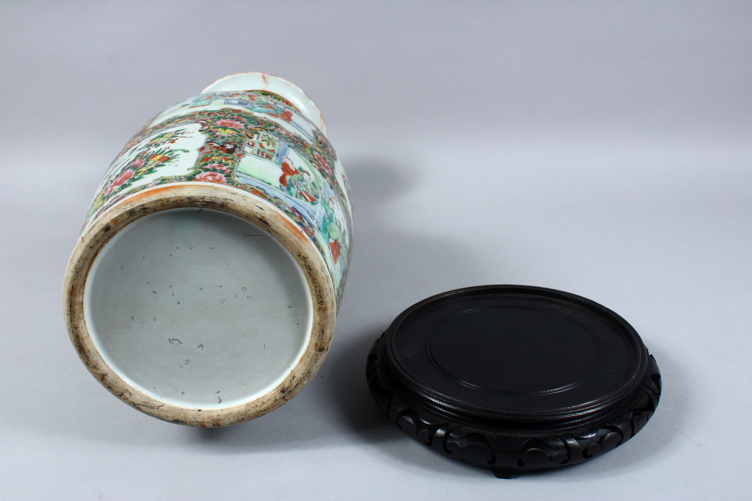 A GOOD 19TH CENTURY CHINESE CANTON FAMILLE ROSE PORCELAIN VASE, the body of the vase with panel - Image 6 of 6
