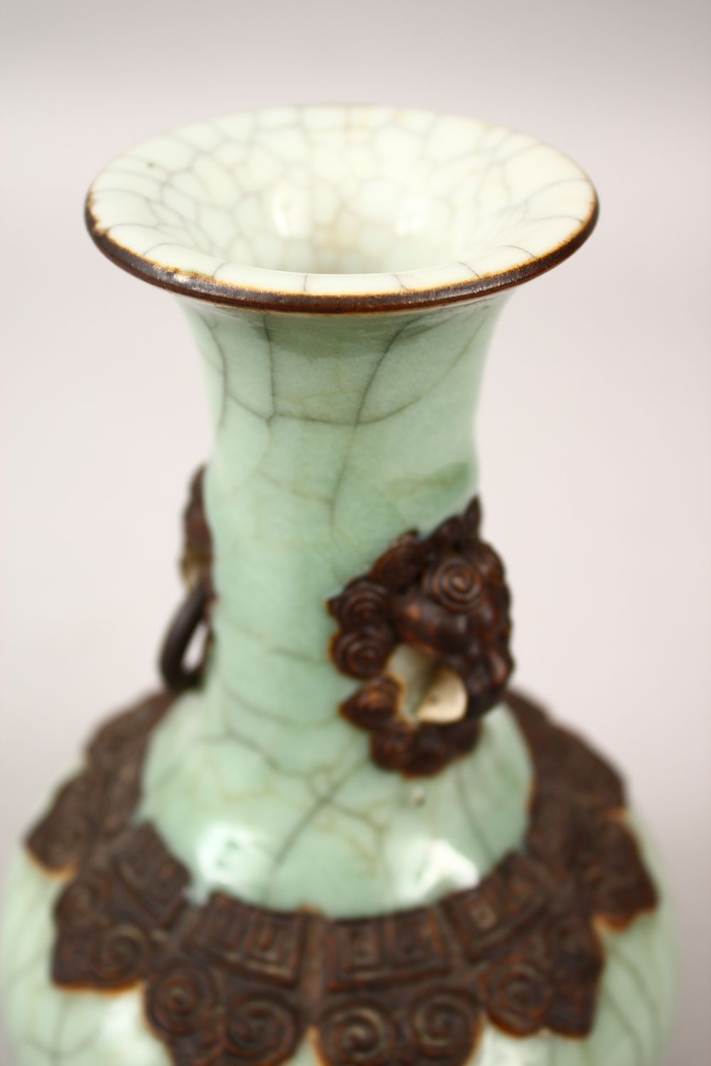 A 19TH / 20TH CENTURY CHINESE CELADON CRACKLE GLAZED TIN HANDLE PORCELAIN VASE, the body with - Image 5 of 7