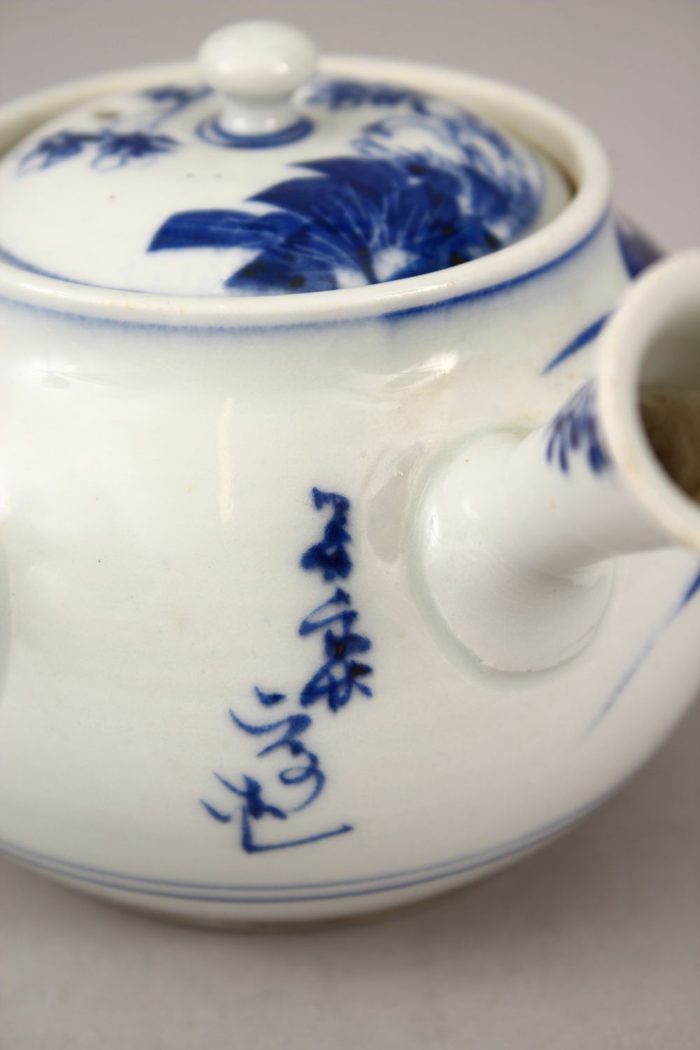 A 19TH CENTURY JAPANESE BLUE & WHITE PORCELAIN SAKE POT / TEA POT, decorated with native scenes of - Image 4 of 5