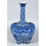 AN 18TH / 19TH CENTURY CHINESE BLUE & WHITE PORCELAIN TULIP VASE / CANDLESTICK, the body decorated