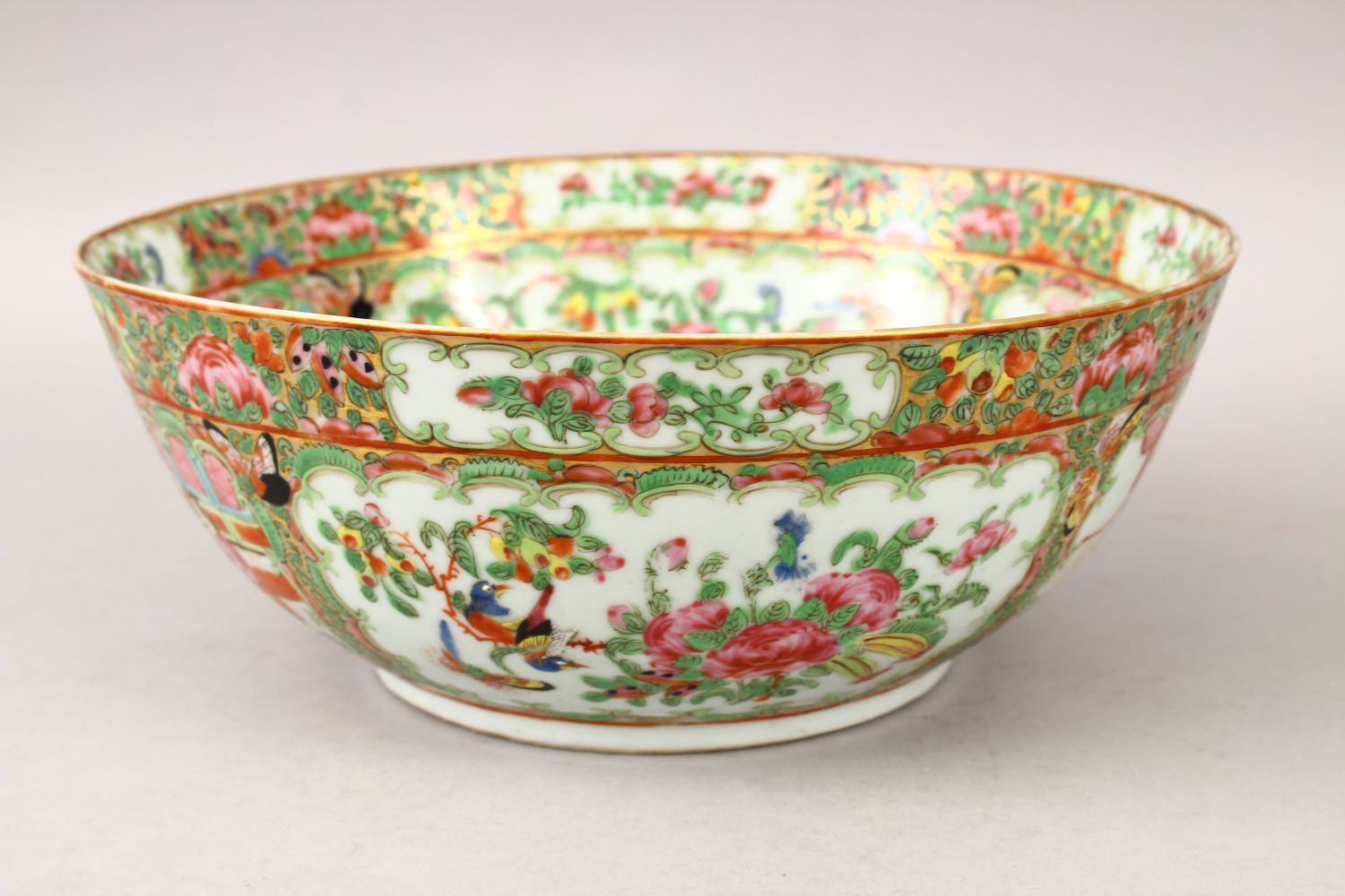 A 19TH CENTURY CHINESE CANTON FAMILLE ROSE PORCELAIN BOWL, decorated with panels of figures interior - Image 2 of 6