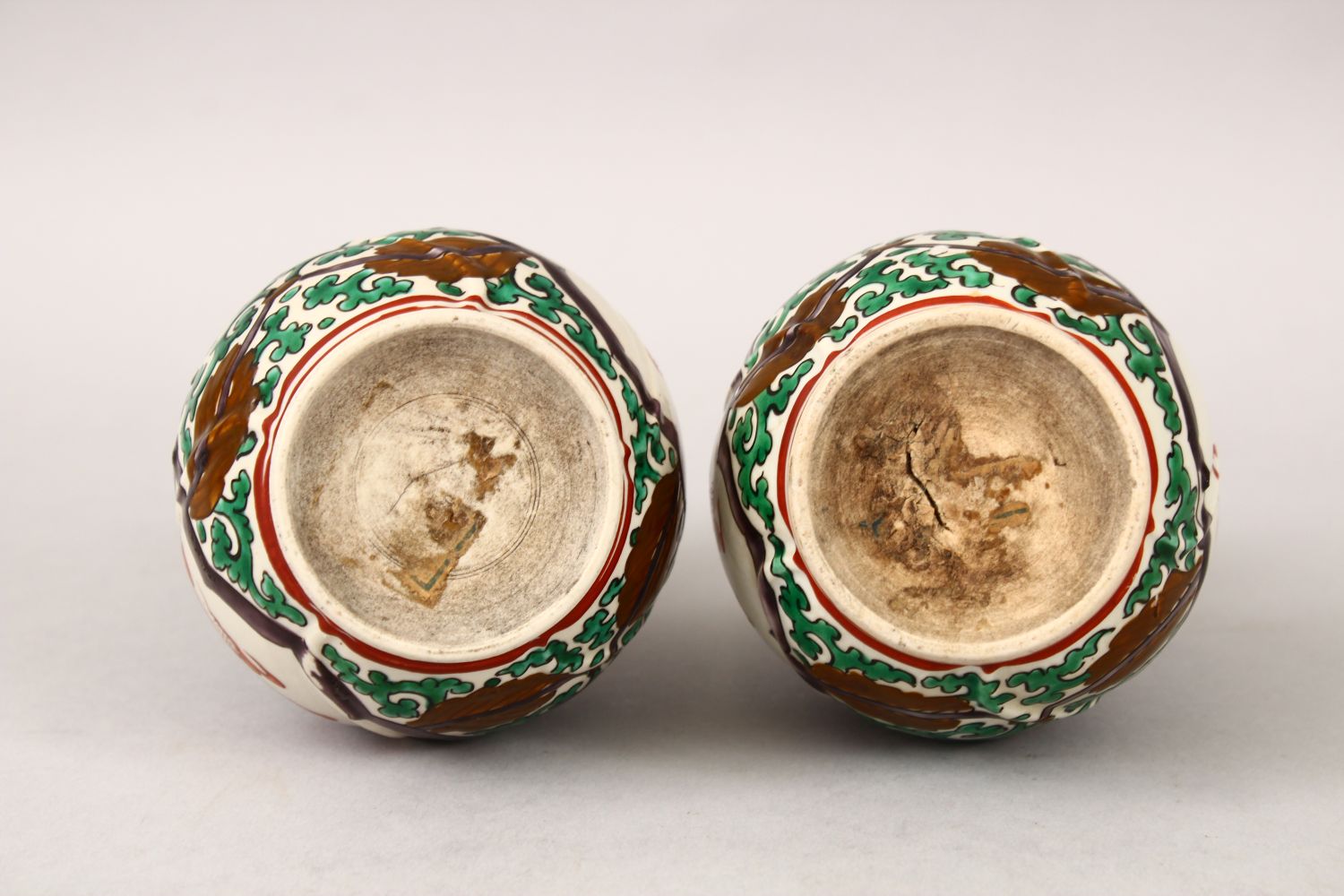 A PAIR OF 19TH CENTURY CHINESE FAMILLE ROSE / VERTE PORCELAIN DOUBLE GOURD SHAPED VASES, 18CM HIGH. - Image 3 of 3