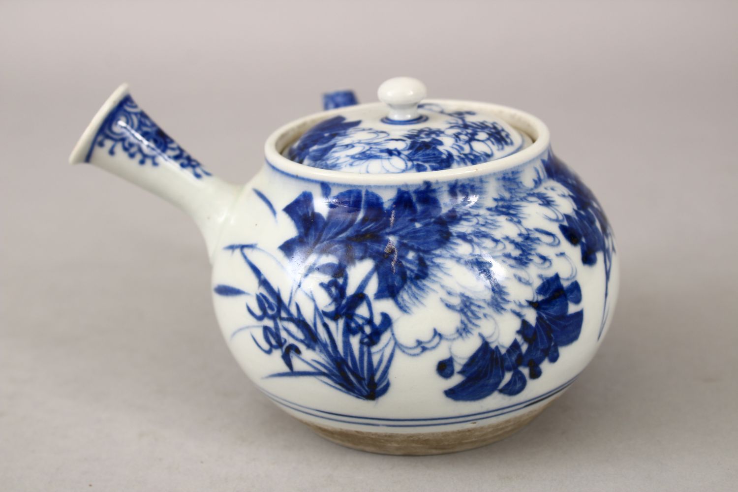 A 19TH CENTURY JAPANESE BLUE & WHITE PORCELAIN SAKE POT / TEA POT, decorated with native scenes of - Image 2 of 5