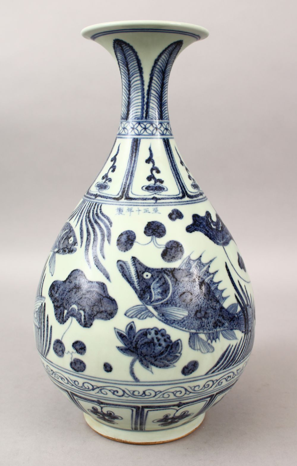 A LARGE CHINESE MING STYLE BLUE & WHITE PORCELAIN CARP VASE, the body of the vase decorated with