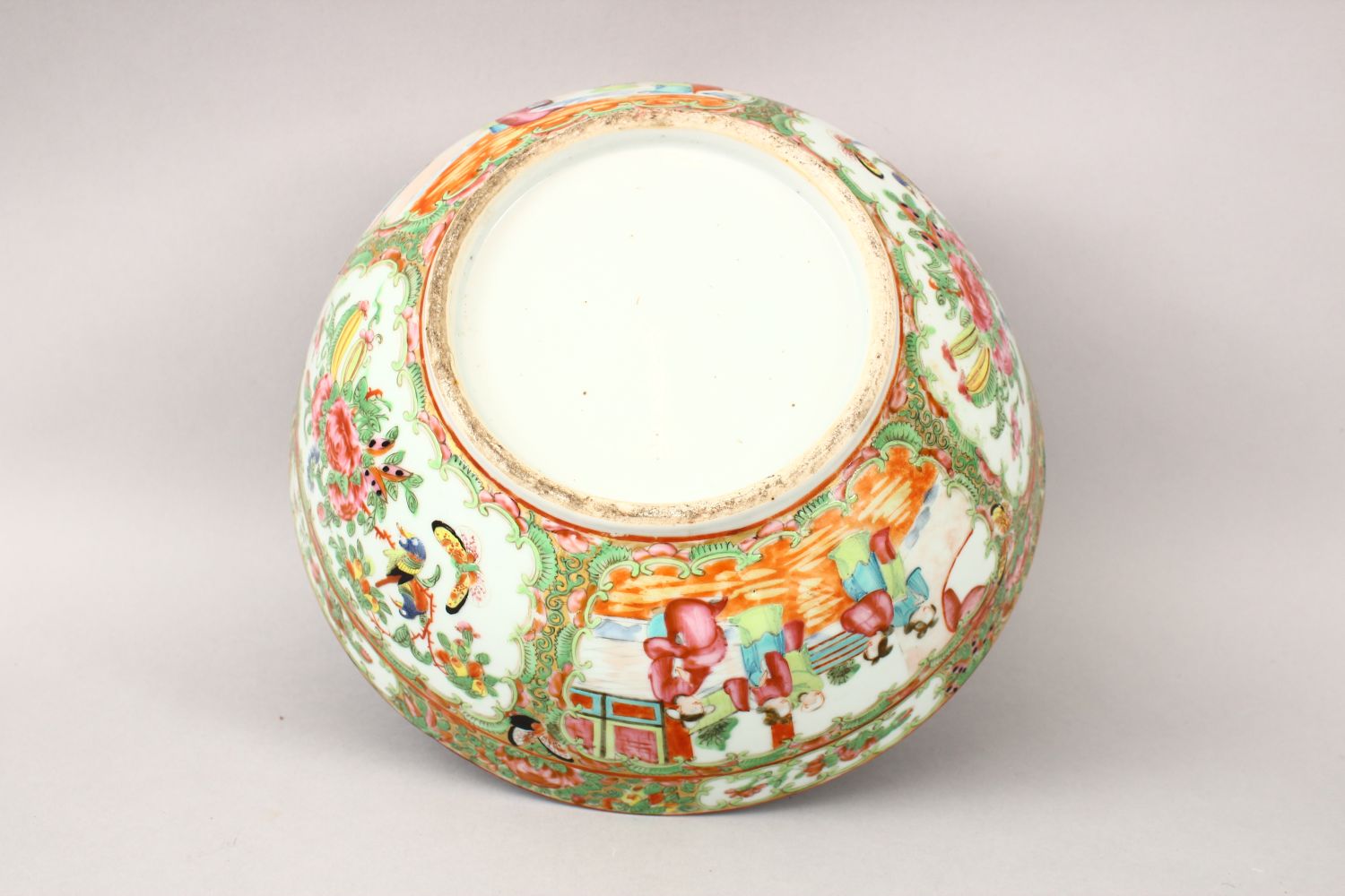 A 19TH CENTURY CHINESE CANTON FAMILLE ROSE PORCELAIN BOWL, decorated with panels of figures interior - Image 6 of 6