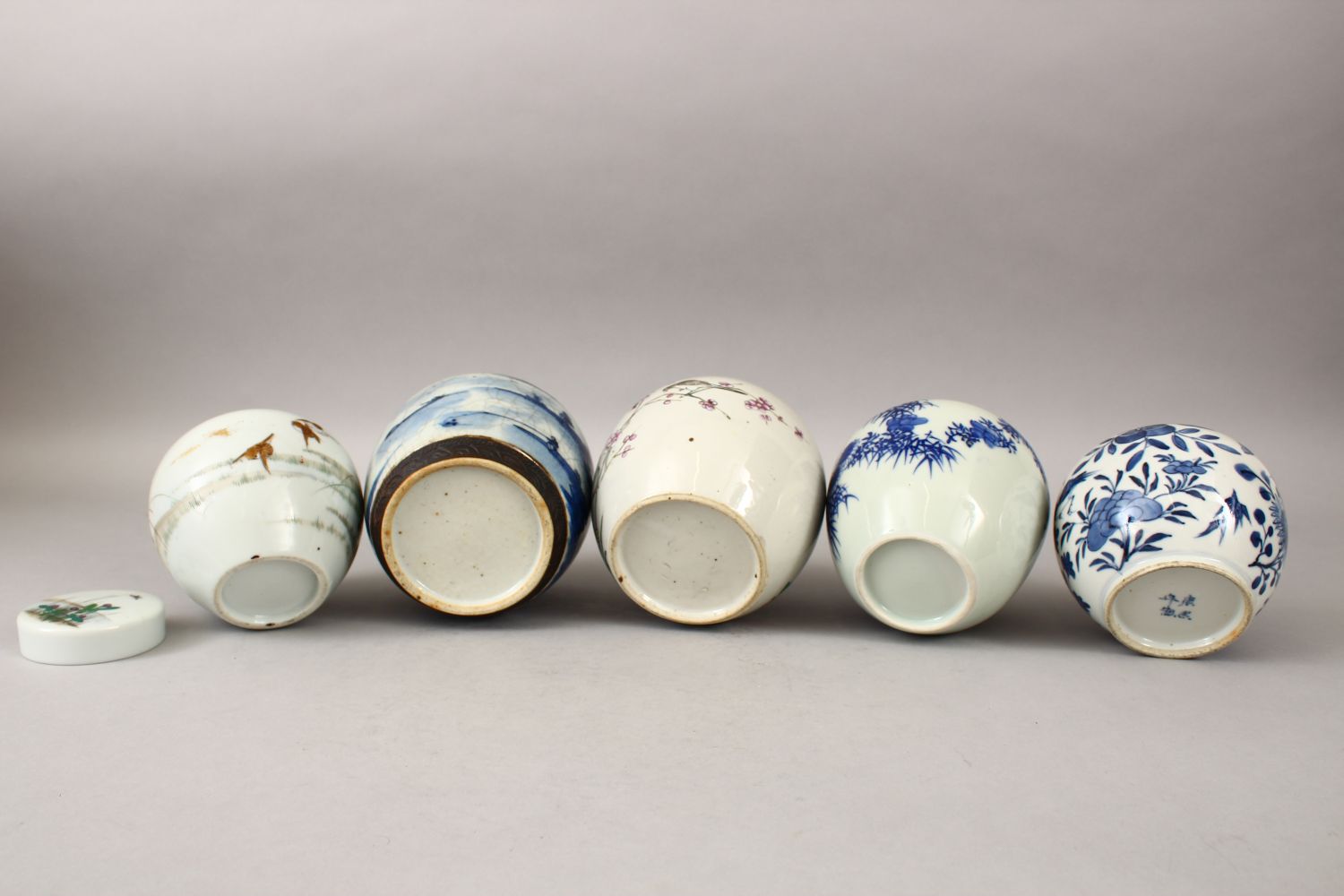 FIVE 19TH / 20TH CENTURY CHINESE BLUE & WHITE / FAMILLE ROSE PORCELAIN GINGER JARS, three blue & - Image 5 of 6