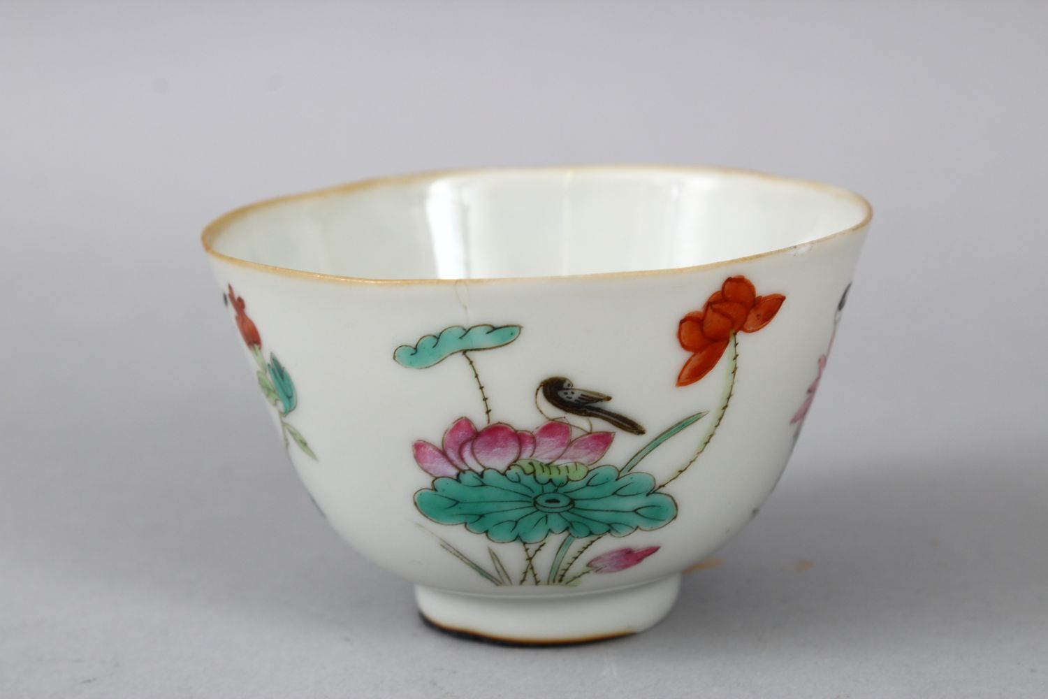 A 19TH CENTURY CHINESE FAMILLE ROSE PORCELAIN CUP, the cup decorated with scenes of birds and flora, - Image 4 of 5