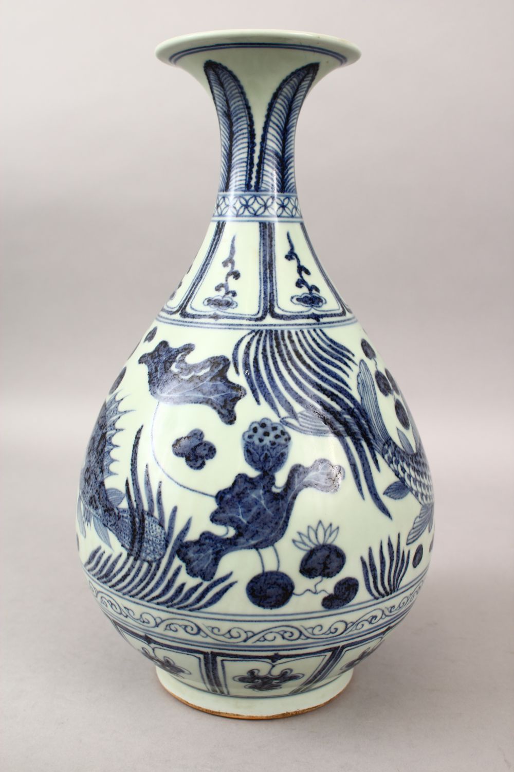 A LARGE CHINESE MING STYLE BLUE & WHITE PORCELAIN CARP VASE, the body of the vase decorated with - Image 4 of 10