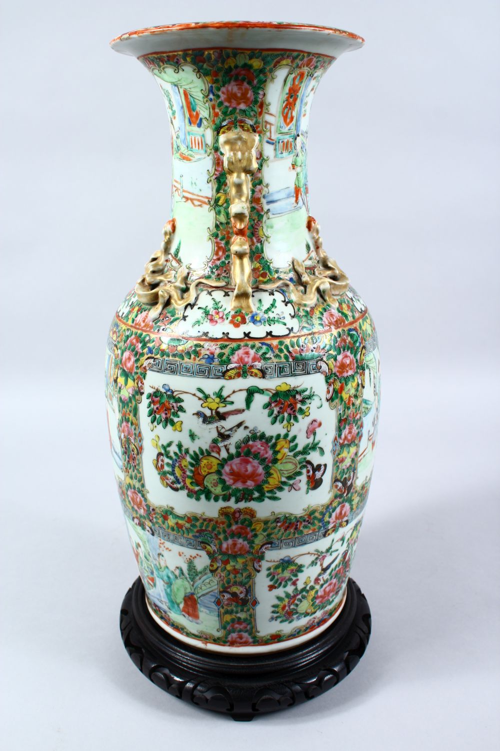 A GOOD 19TH CENTURY CHINESE CANTON FAMILLE ROSE PORCELAIN VASE, the body of the vase with panel - Image 4 of 6