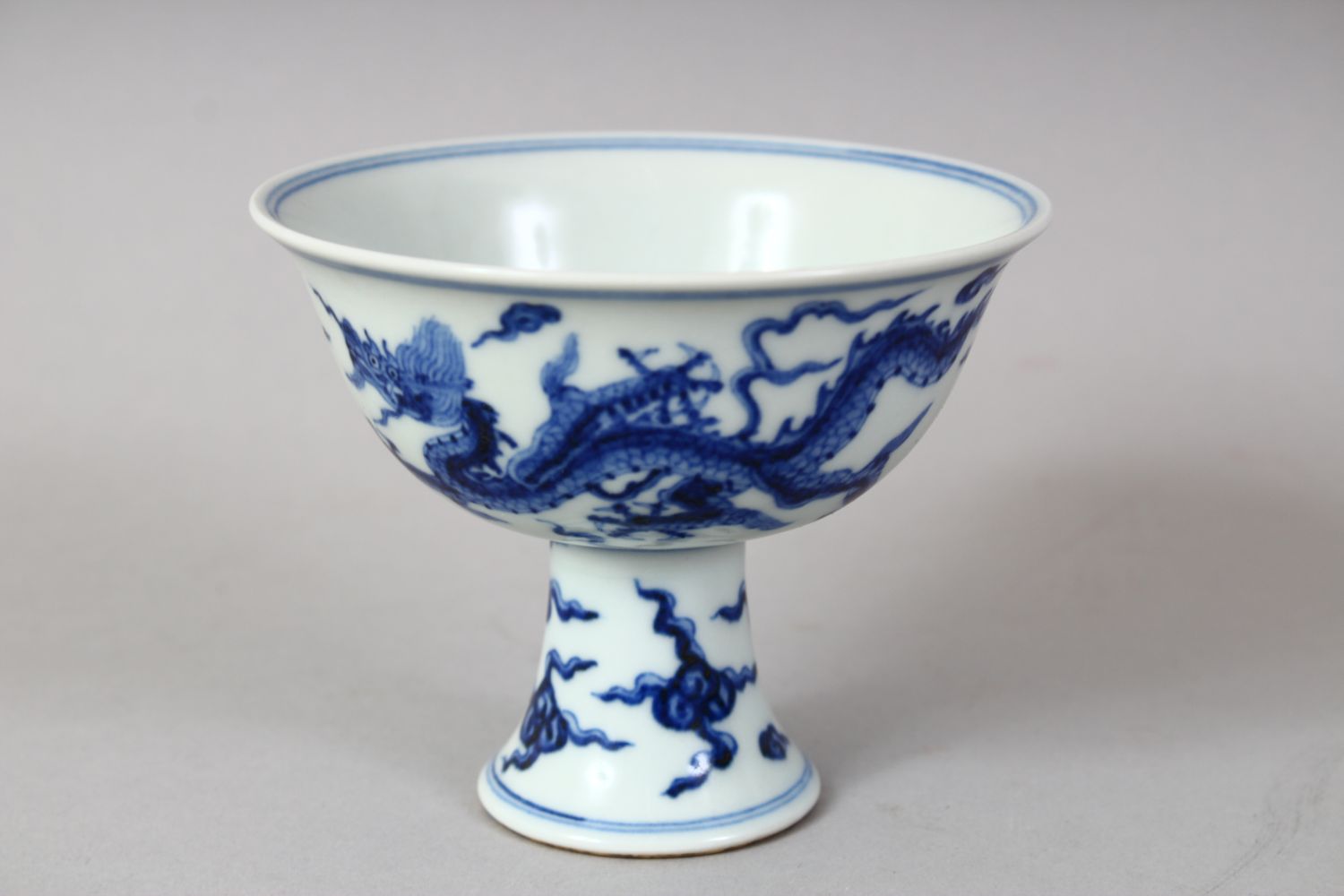 A GOOD CHINESE MING STYLE BLUE & WHITE PORCELAIN STEM CUP, the cup decorated with dragons and - Image 2 of 6
