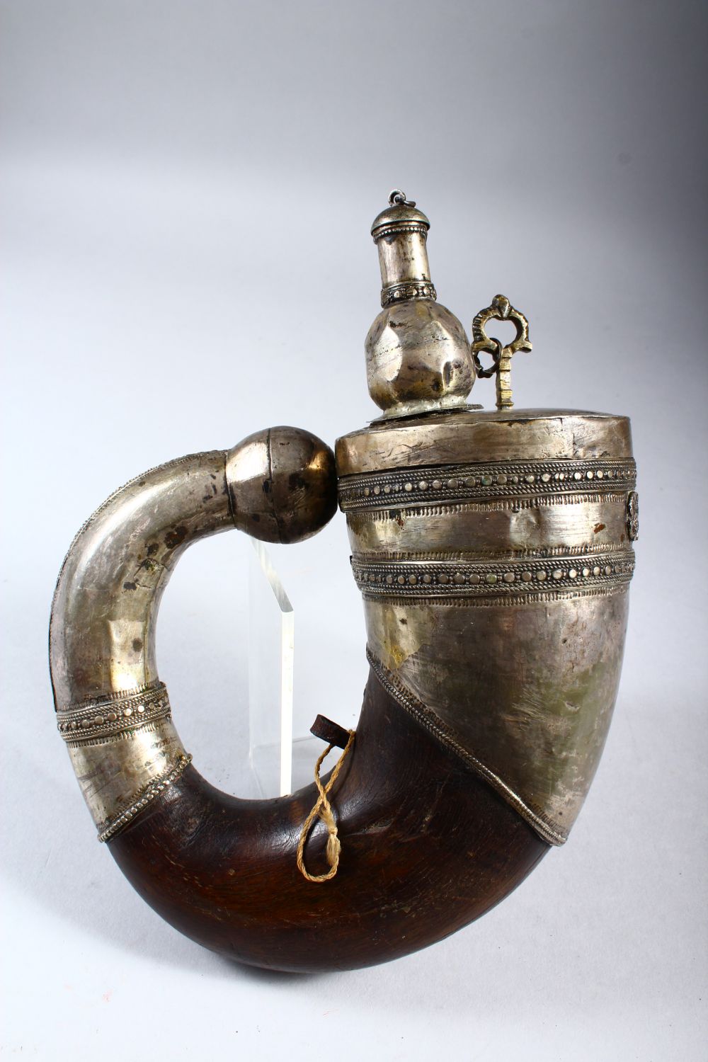 A GOOD EARLY ISLAMIC RHINO HORN AND SILVER MOUNTED COMPLETE POWDER FLASK, with onlaid and engraved - Image 6 of 11