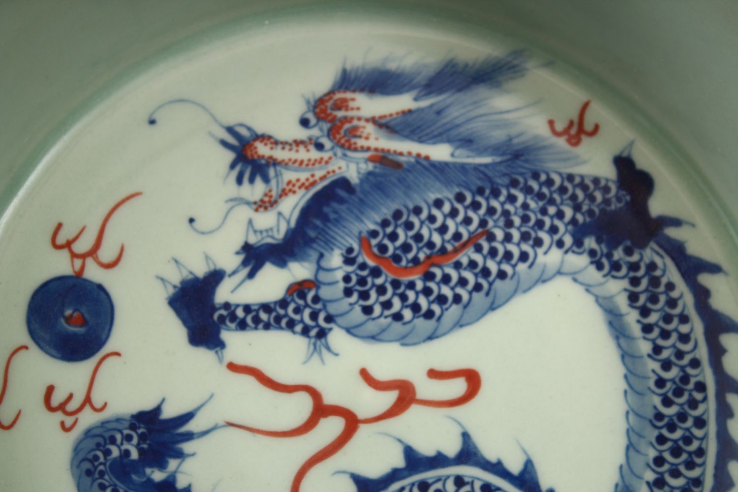 A 20TH CENTURY CHINESE BLUE & WHITE PORCELAIN DRAGON BOWL, the bowls interior decorated with - Image 3 of 5