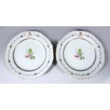 A PAIR OF 18TH CENTURY CHINESE FAMILLE ROSE CRESTED PORCELAIN PLATES, each plate decorated with