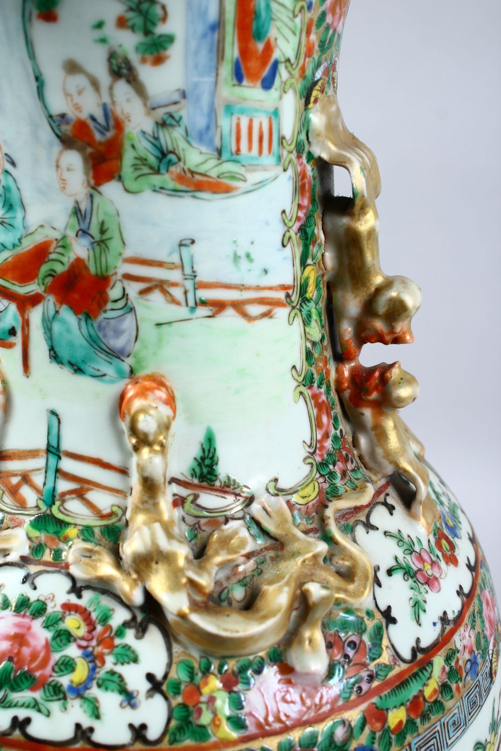 A GOOD 19TH CENTURY CHINESE CANTON FAMILLE ROSE PORCELAIN VASE, the body of the vase with panel - Image 5 of 6