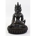 A GOOD 18TH / 19TH CENTURY CHINESE BRONZE FIGGURE OF BUDDHA / DEITY, in a seated meditating position