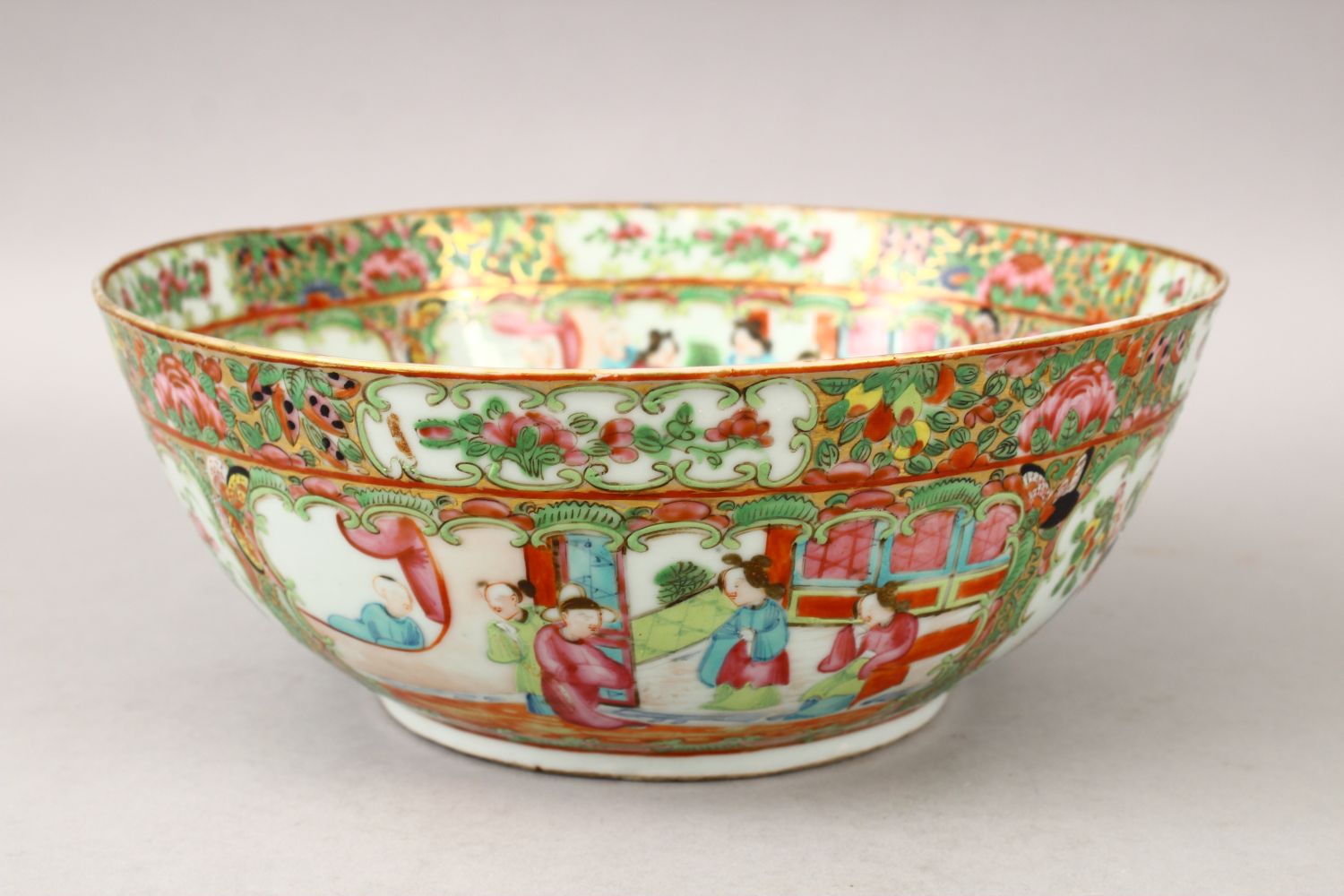 A 19TH CENTURY CHINESE CANTON FAMILLE ROSE PORCELAIN BOWL, decorated with panels of figures interior - Image 3 of 6