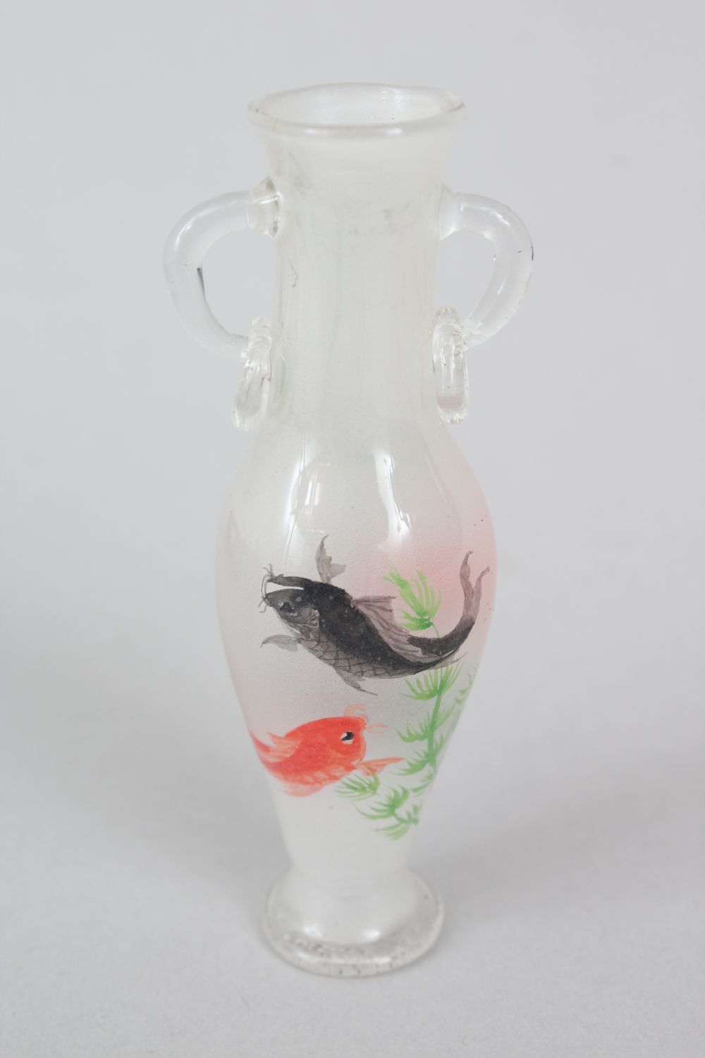 A GOOD CHINESE 20TH CENTURY REPUBLIC STYLE GLASS PAINTED SNUFF BOTTLE, the glass bottle with twin - Image 2 of 4