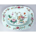 A GOOD 18TH / 19TH CENTURY FAMILLE ROSE PORCELAIN SERVING DISH, the body of the dish decorated