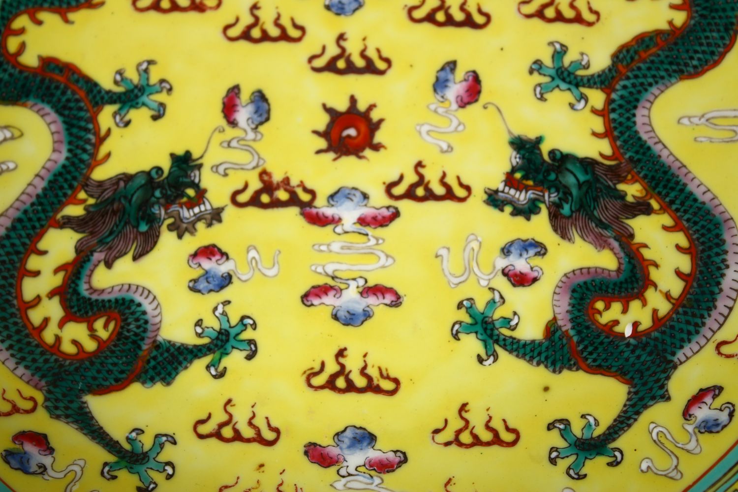 A 19TH CENTURY CHINESE FAMILLE JAUNE / ROSE DRAGON DISH, the yellow ground decorated with scenes - Image 2 of 4