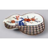AN 18TH CENTURY JAPANESE IMARI PORCEALIN DOUBLE GOURD POURER / DISH, decorated with floral scenes