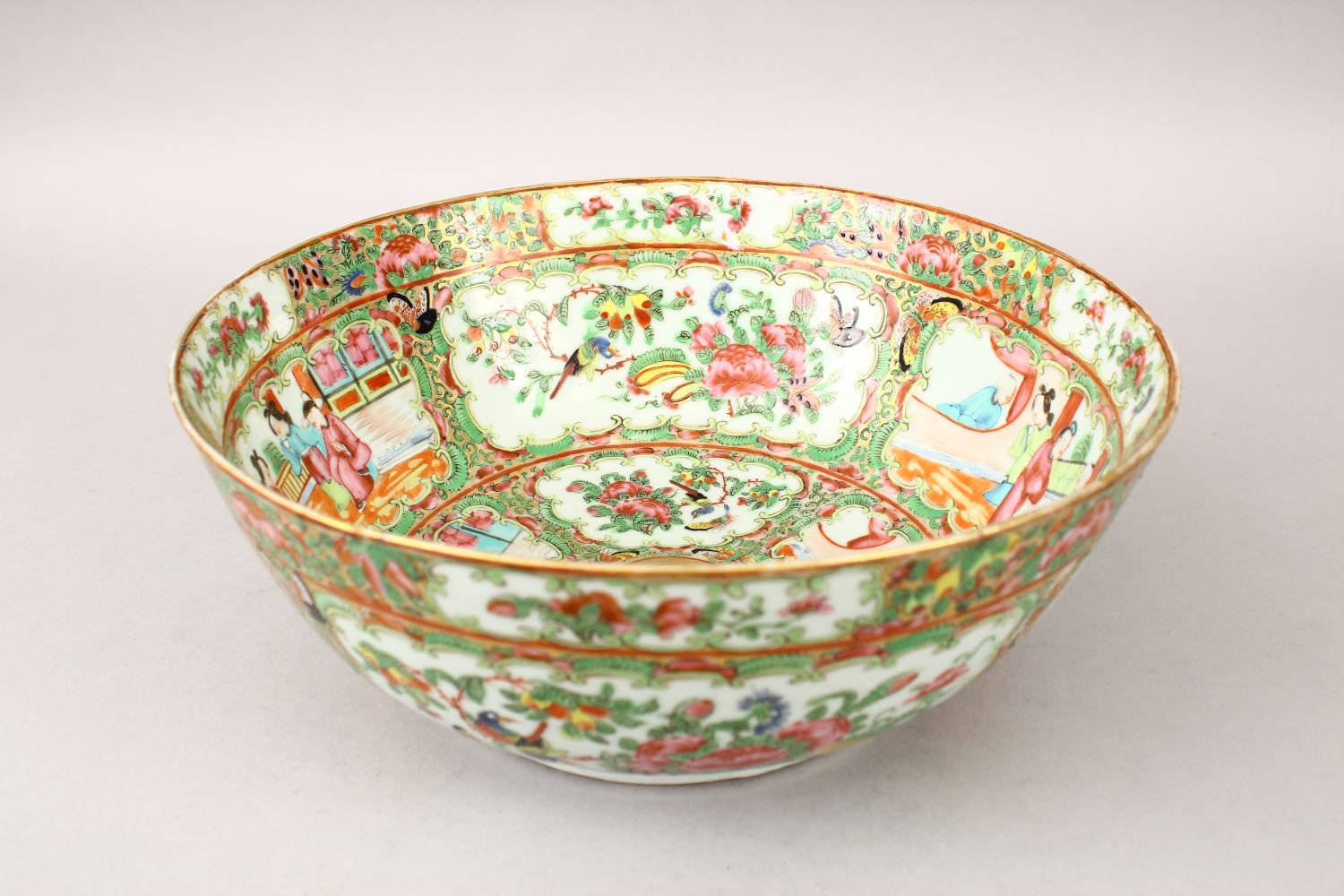 A 19TH CENTURY CHINESE CANTON FAMILLE ROSE PORCELAIN BOWL, decorated with panels of figures interior - Image 4 of 6